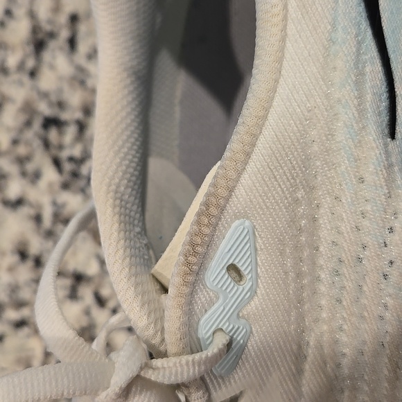 HOKA ONE ONE. MACH 5. WHITE AND BLUE GLASS SNEAKERS. SIZE 9D. - Picture 10 of 16